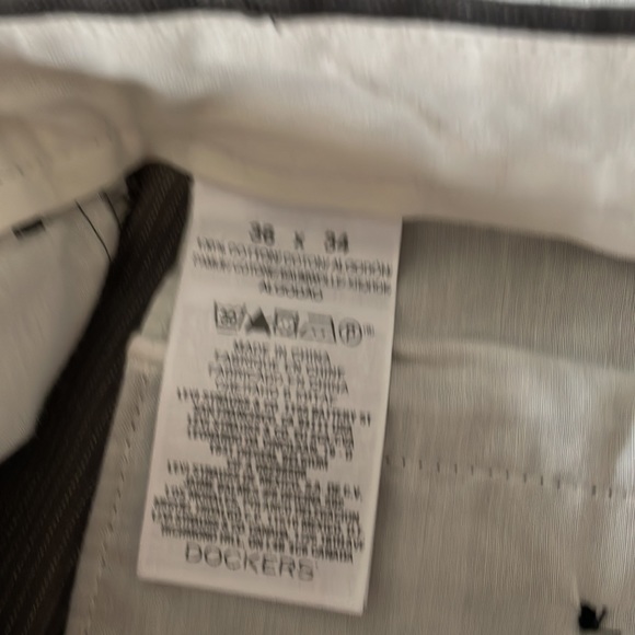 Men’s gray with faint white stripe Dockers size 36x34 - Picture 4 of 4